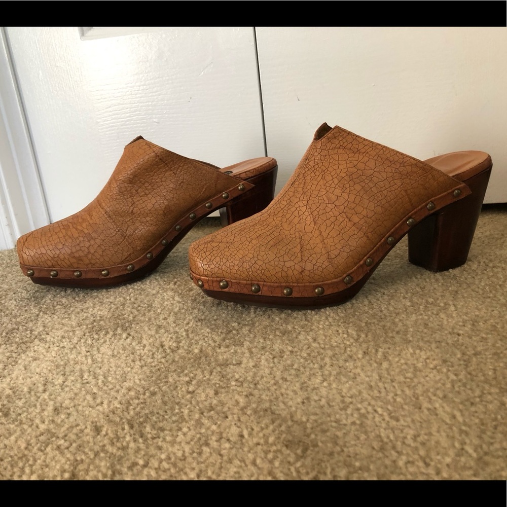 Salpy light brown distressed clogs
